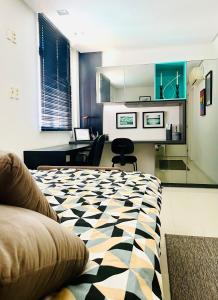Camera con letto e scrivania. di O seu espaço confortável na área nobre da cidade a Fortaleza