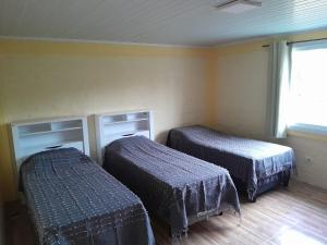 um quarto com duas camas num quarto em Casa de Campo La Querencia em Mercedes