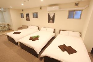 東京にあるLUANAHOTEL IN KOUENJIのベッド2台(クロス付)
