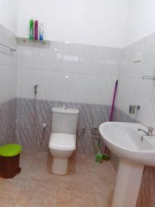 Ett badrum på Tinu Homestay