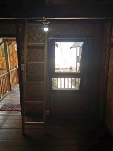uma porta aberta num quarto com uma janela em Villa panrangluhu em Bira