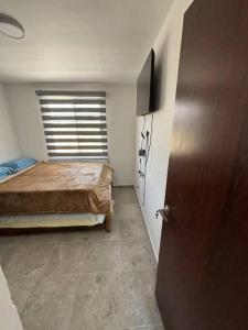 een slaapkamer met een bed en een raam bij Casa con todos los servicios in Concepción del Valle