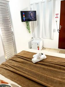 Pokój z łóżkiem z ręcznikiem w obiekcie Pousada Marajó For You w mieście Soure
