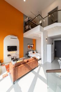 ein Wohnzimmer mit einem Sofa und einem Bett in der Unterkunft HighPark Suites by Sleepy Bear in Petaling Jaya