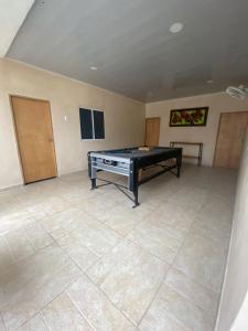uma grande sala com uma mesa de pingue-pongue em CABAÑA LUJOSA CON MESA DE BILLAR em Sabanagrande