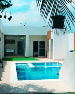 uma piscina em frente a uma casa em CABAÑA LUJOSA CON MESA DE BILLAR em Sabanagrande