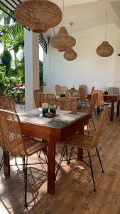 una sala da pranzo con tavolo e sedie di Bahandi Hotel a General Luna