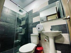 INKA HOTEL في كوكوتا: حمام مع مرحاض ومغسلة ودش
