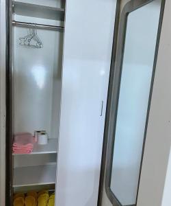 um frigorífico branco com uma porta de vidro e prateleiras em Khu du lịch Biển Cát em Ấp Long Sơn