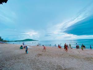 um grupo de pessoas a brincar numa praia em Khu du lịch Biển Cát em Ấp Long Sơn