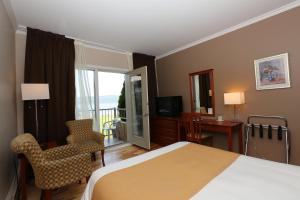 Pokój hotelowy z łóżkiem i balkonem w obiekcie Auberge des Battures w mieście La Baie