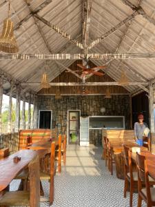 吉利特拉旺安的住宿－SUN RESORT GILI TRAWANGAN，坐在餐厅里一张大木桌旁的人