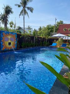 - une piscine d'eau bleue dans un complexe dans l'établissement SUN RESORT GILI TRAWANGAN, à Gili Trawangan