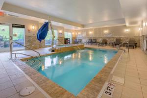una gran piscina en el vestíbulo del hotel en Fairfield Inn & Suites by Marriott Slippery Rock, en Slippery Rock