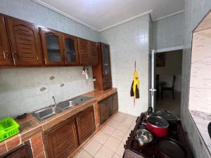 A cozinha ou cozinha compacta de Appartement élégant et spacieux près de la Résidence de Samuel Eto'o