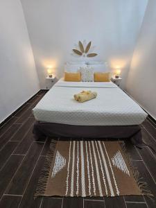 Una cama en una habitación con dos velas. en Pitaya Lodge by Lodge Paradise, en Sainte-Luce