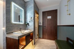 成都的住宿－时光漫步S酒店（成都宽窄巷子店），一间带水槽和镜子的浴室