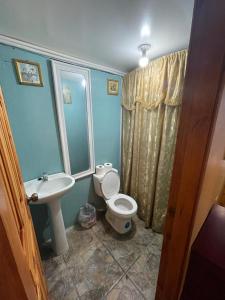 a bathroom with a toilet and a sink at Casa de Diamantes in Tela