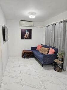 a living room with a blue couch in a room at Skywin Airbnb - 1 Bedroom Apt&Sofa Bed - HWT, KGN in Camperdown
