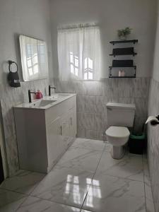 Bilik mandi di Skywin Airbnb - 1 Bedroom Apt&Sofa Bed - HWT, KGN