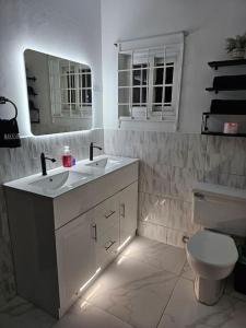 Bilik mandi di Skywin Airbnb - 1 Bedroom Apt&Sofa Bed - HWT, KGN