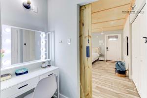 y baño con lavabo y espejo. en The Moose #6 - Modern Luxe Studio with Free Parking & King Bed en Memphis