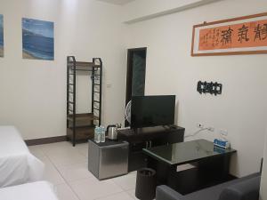 a living room with a couch and a table at Yan Gui Lai B&B in Hengchun