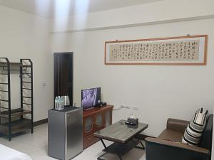 Una televisión o centro de entretenimiento en Yan Gui Lai B&B