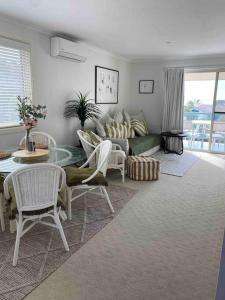 sala de estar con sofá, mesa y sillas en Casa Tropicana - Couples Retreat - Aqua Luna, en Sapphire Beach