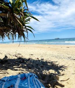una toalla puesta en una playa de arena con el océano en Casa Tropicana - Couples Retreat - Aqua Luna, en Sapphire Beach