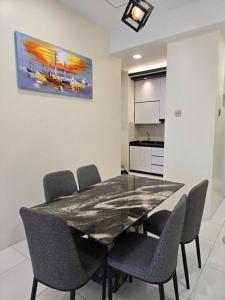uma sala de jantar com mesa e cadeiras em Stay @ 71 Oasis Condominium Ipoh em Ipoh