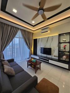 uma sala de estar com um sofá e uma televisão em Stay @ 71 Oasis Condominium Ipoh em Ipoh