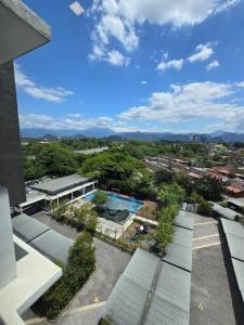 uma vista panorâmica de um edifício com piscina em Stay @ 71 Oasis Condominium Ipoh em Ipoh