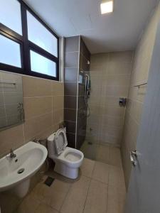uma casa de banho com um WC e um lavatório em Stay @ 71 Oasis Condominium Ipoh em Ipoh