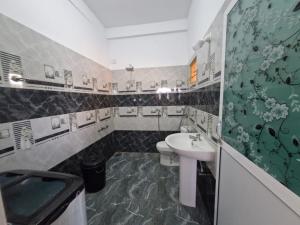 y baño con lavabo y aseo. en TRINCO VISTARA GUEST House, en Trincomalee