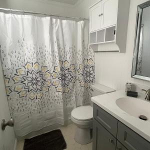 ein Badezimmer mit Toilette und Duschvorhang in der Unterkunft Deodara Cottage in Augusta + 11 Fotos