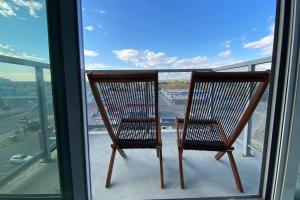 Ban công/sân hiên tại Mountain view Condo beside UofC, CTrain, Mall, Gym +33 ảnh