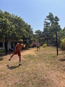 Dos hombres están jugando al voleibol. en Vimeanz @Bohemiaz, en Kampot