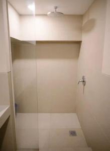Et badeværelse på Collection O 93707 Rooms By U
