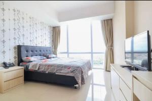 een slaapkamer met een bed en een groot raam bij Collection O 93707 Rooms By U in Tangerang