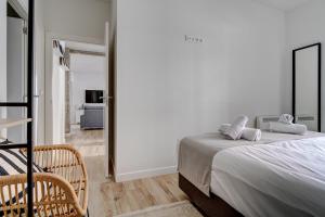 1 dormitorio con 1 cama con 2 toallas en Apartamentos Gran Vía by SanSe Holidays FREE parking, en San Sebastián