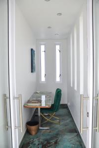 Habitación con mesa y silla verde. en Posh Spot on the beachfront sleeps 5 en Gqeberha