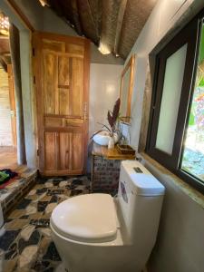 baño con aseo blanco en una habitación en Chez Thuc Home’stay en Thanh Hóa