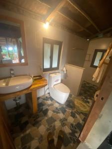 een badkamer met een wit toilet en een wastafel bij Chez Thuc Home’stay in Thanh Hóa