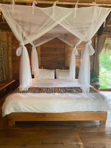 1 dormitorio con 1 cama con dosel en Chez Thuc Home’stay, en Thanh Hóa