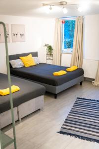מיטה או מיטות בחדר ב-Hamburg Altona - Three Bedrooms for up to 10