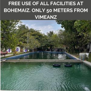 - Piscina de agua en un parque con texto de uso gratuito en Vimeanz @Bohemiaz, en Kampot