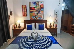 een slaapkamer met een bed met hartdecoratie bij Tranquil Oasis Villa Near Lovina Beach in Temukus