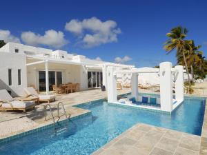 Bazén v ubytování Coral Beach Club Villas & Marina nebo v jeho okolí