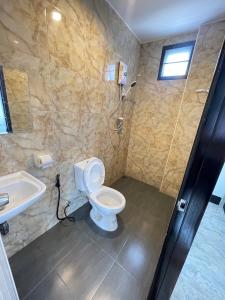 łazienka z toaletą i umywalką w obiekcie บ้านพักสุดซอย w mieście Ban Rai